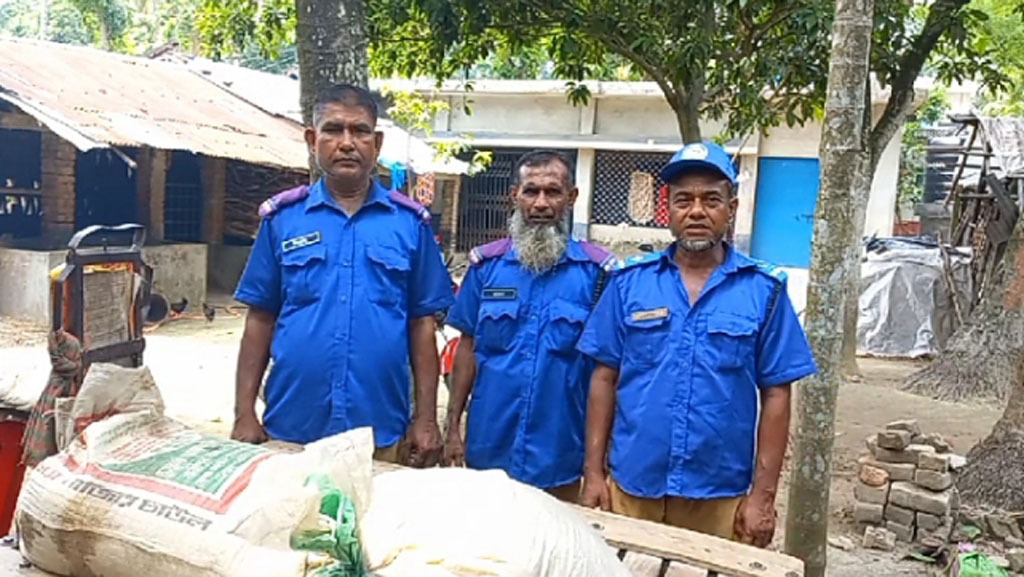 মনিরামপুরে ১০ কেজির পরিবর্তে ৭ কেজি চাল বিতরণের অভিযোগ