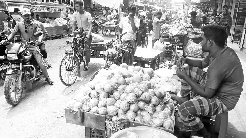 ফুটপাতে হকারের রাজত্ব