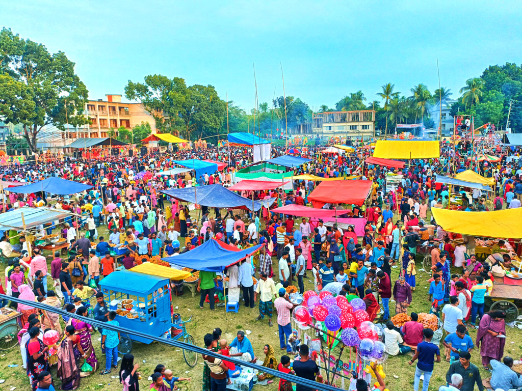 ঘিওরের ঐতিহ্যবাহী সম্প্রীতির মেলায় হাজারো মানুষের সমাগম হয়েছে। এর আয়োজন করে উপজেলা পূজা উদ্‌যাপন পরিষদ। বিজয়া দশমীর মেলা নামেও পরিচিত এটি। গতকাল মঙ্গলবার বিজয়া দশমীর দিন শুরু হওয়া মেলটি শেষ হবে আজ। ঘিওর উপজেলা সদরের দূর্গা নারায়ণ (ডি. এন) পাইলট উচ্চ বিদ্যালয়ের মাঠ, মানিকগঞ্জ, ২৫ অক্টোবর ২০২৩। ছবি: আব্দুর রাজ্জাক