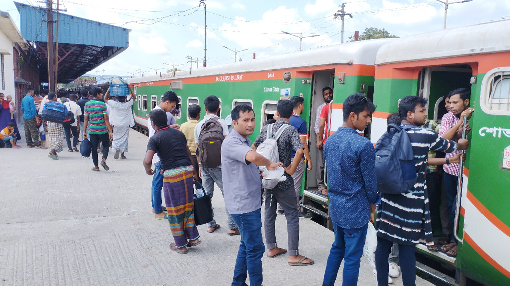 ট্রেনের ভাড়া কোন রুটে কত বাড়ল