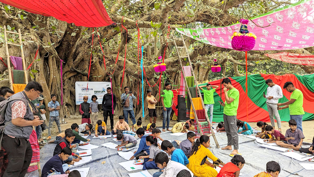 কাউটিয়া গ্রামের বটতলায় শিশুদের চিত্রাঙ্কন প্রতিযোগিতা হয়েছে। আয়োজক রোটারি ক্লাব অব ইকো ঢাকা। প্রতিযোগিতায় শতাধিক শিশু অংশ নেয়। ঘিওর উপজেলার বালিয়াখোড়া ইউনিয়নের গতকাল শনিবার দুপুরের দৃশ্য, মানিকগঞ্জ, ২৫ ফেব্রুয়ারি ২০২৪। ছবি: আব্দুর রাজ্জাক 