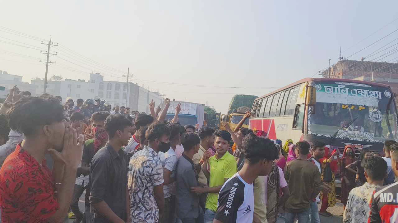 গাজীপুরে মহাসড়ক অবরোধ করে শ্রমিকদের বিক্ষোভ, দীর্ঘ যানজট