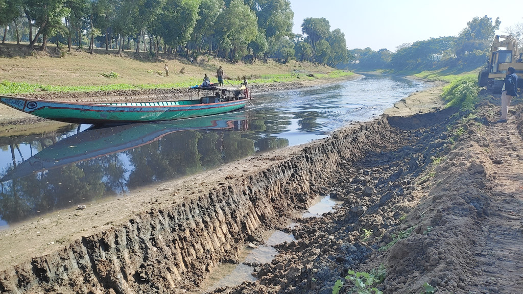 শ্রীপুরে নদীতীরের মাটি কেটে রাস্তা ভরাট