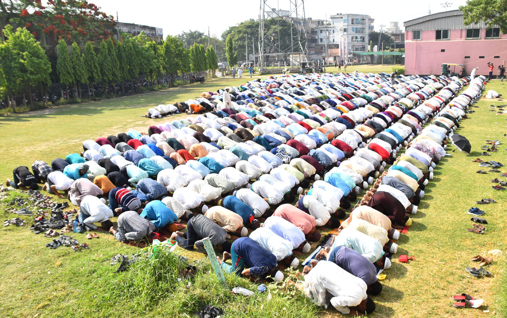 তীব্র খরায় পুড়ছে রাজশাহী। বৃষ্টির জন্য মুসল্লিরা আদায় করেন ইস্তিসকার নামাজ। নগরীর তেরোখাদিয়ায় শহীদ এ এইচ এম কামারুজ্জামান বিভাগীয় স্টেডিয়ামে এ নামাজ আদায় করা হয়। এ সময় মুসল্লিরা আল্লাহর কাছে অঝোরে কাঁদেন। আজ বৃহস্পতিবার সকাল সাড়ে ৮টায় এই জামাত হয়। রাজশাহী, ২৫ এপ্রিল ২০২৪। ছবি: মিলন শেখ