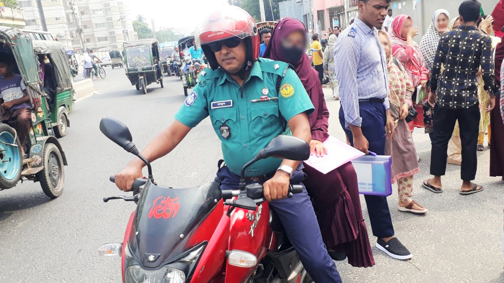 ভুল কেন্দ্রে আসা পরীক্ষার্থীকে পৌঁছে দিল পুলিশ