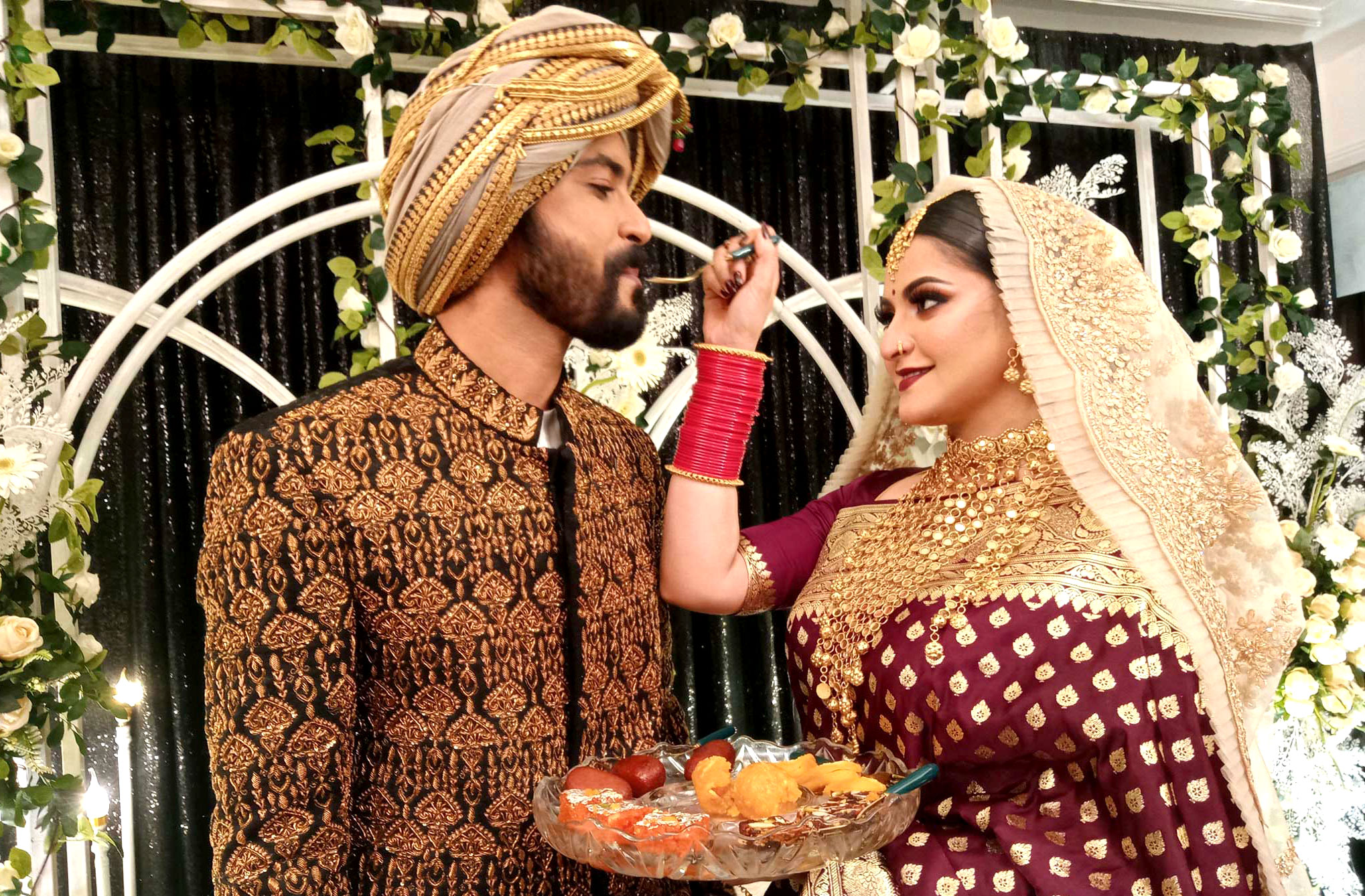 রানির সাঁজে পরীমণি মিষ্টি মুখ করাচ্ছেন শরিফুল রাজকে