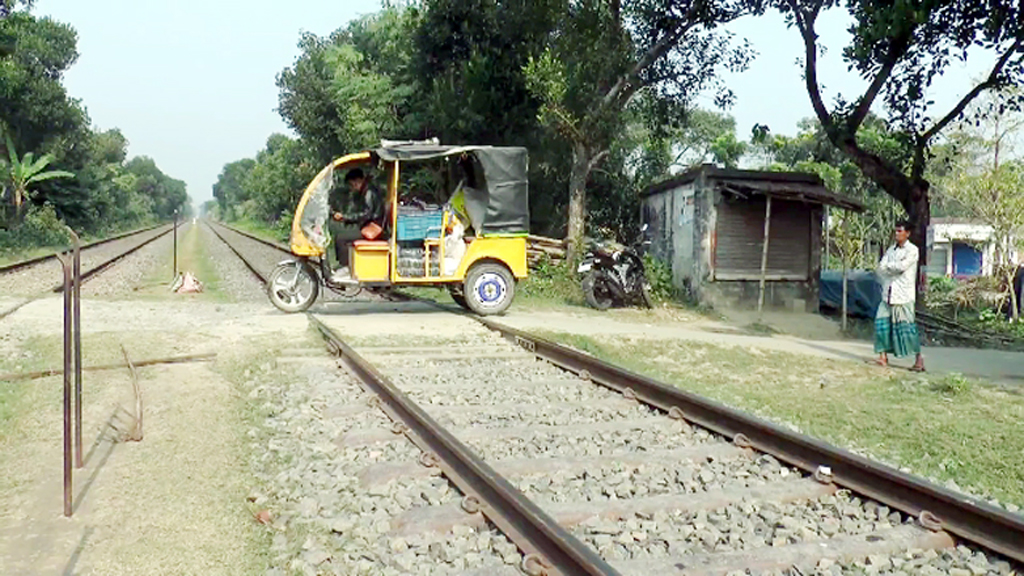 অরক্ষিত রেলক্রসিংয়ে মরণফাঁদ