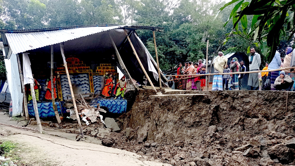 নদে বিলীন ১০ বাড়ি ঝুঁকিতে স্কুল-বাজার