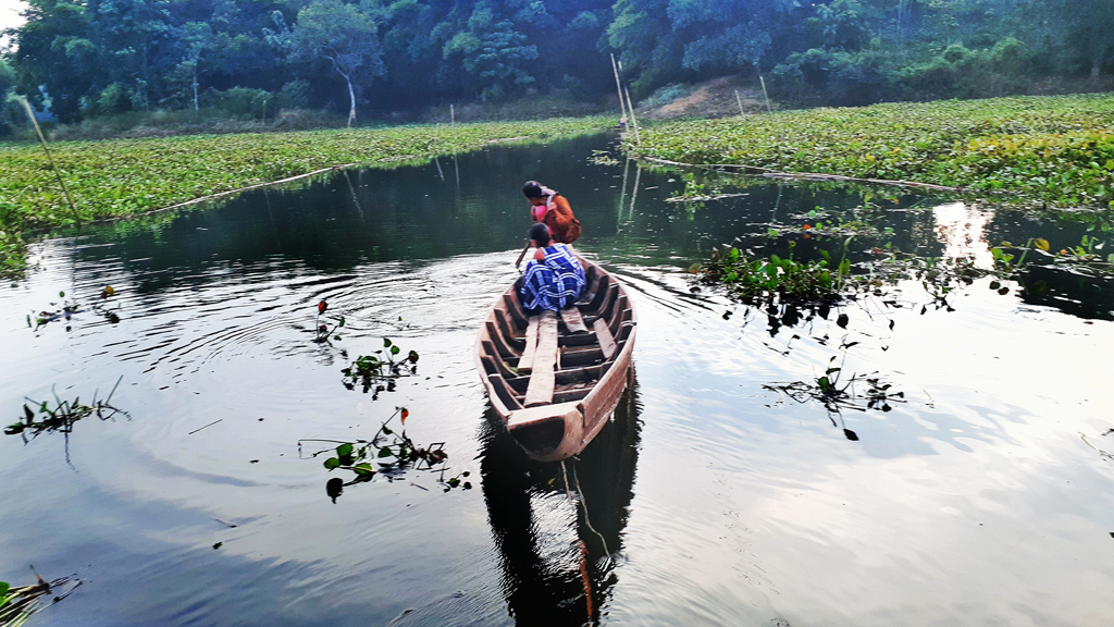 ভাঙা নৌকা ও ভেলা ভরসা শংখোলাপাড়ার