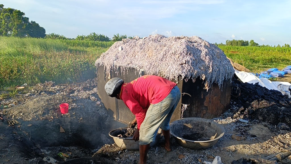 হরিরামপুরে ট্যানারির বর্জ্য পোড়ানোর ধোঁয়া ও গন্ধে নাকাল এলাকাবাসী