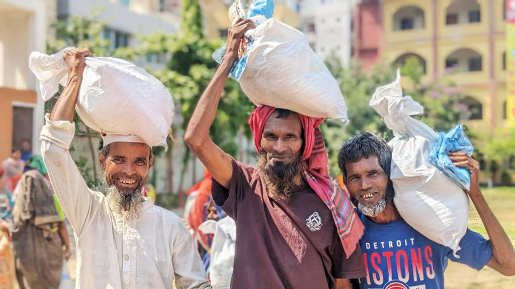 বিদ্যানন্দের মাধ্যমে বিভিন্ন খাদ্যসামগ্রী বিতরণ স্ট্যান্ডার্ড চার্টার্ডের