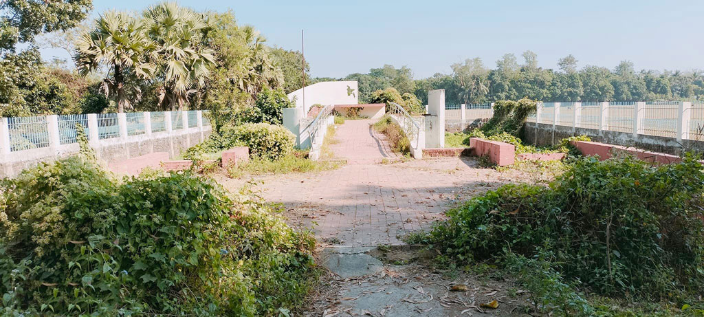 দীর্ঘদিন ধরে অযত্নে-অবহেলায় মুক্তিযুদ্ধের স্মৃতি স্তম্ভটি পড়ে আছে। পরশুরাম, ফেনী, ৪ ডিসেম্বর, ২০২২। ছবি: আবু ইউসুফ মিন্টু
