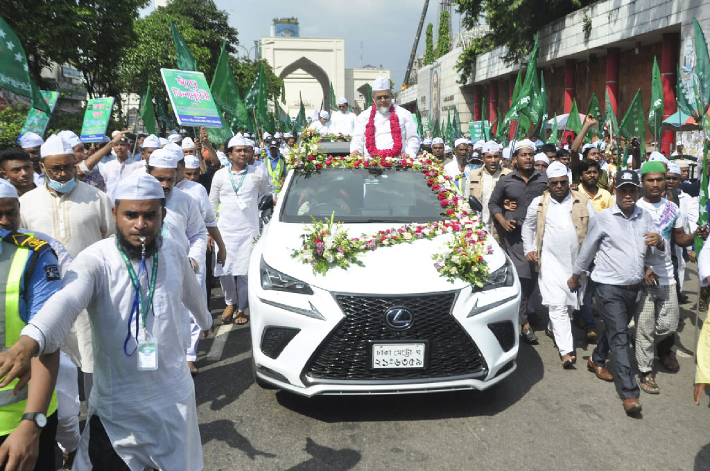 আলহাজ্ব শাহ্সূফী মাওলানা সৈয়দ সহিদ উদ্দীন আহমদ আল্ হাসানী ওয়াল হোসাইনী মাইজভান্ডারির (মাঃজিঃআঃ) নেতৃত্বে জশনে জুলুস রাজধানীর বিভিন্ন এলাকা প্রদক্ষিণ করে। বায়তুল মোকাররম, গুলিস্তান, ৯ অক্টোবর, ২০২২। ছবি: আলী হোসেন মিন্টু