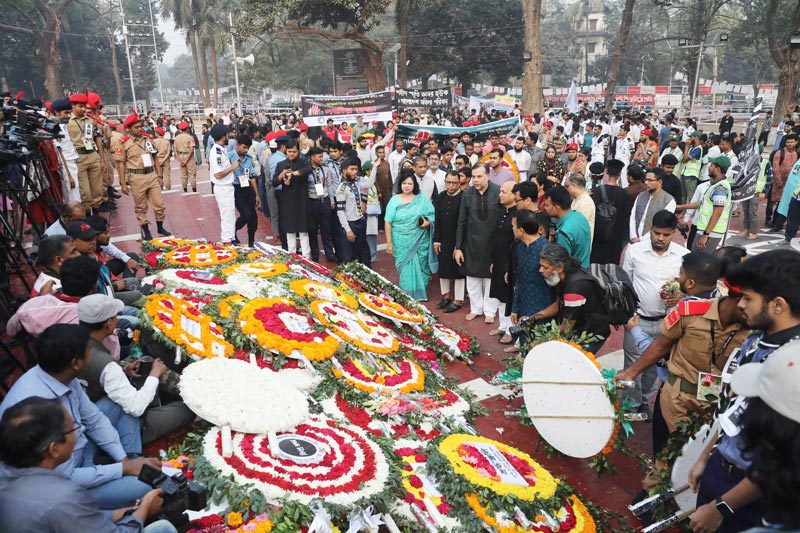 লাখো মানুষের, হাজারো সংগঠনের নিয়ে আসা ফুলের তোড়ায় ছেয়ে গেছে শহীদ মিনার প্রাঙ্গণ। একুশের প্রথম প্রহর থেকে দিনভর ফুলেল শ্রদ্ধা জানাতে দেখা যায়।