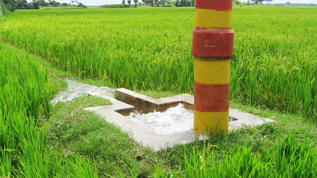 গভীর নলকূপের কথা বলে টাকা নিয়ে গ্রামবাসীর তোপের মুখে জাসদ নেতা