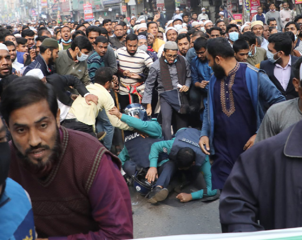 দুই পুলিশ সদস্যকে বেকায়দায় পেয়েছে মিছিলে অংশগ্রহণকারীরা। ছবি: জাহিদুল ইসলাম সজল