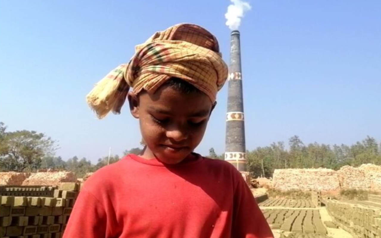ইটভাটায় পুড়ছে রায়হানদের স্বপ্ন