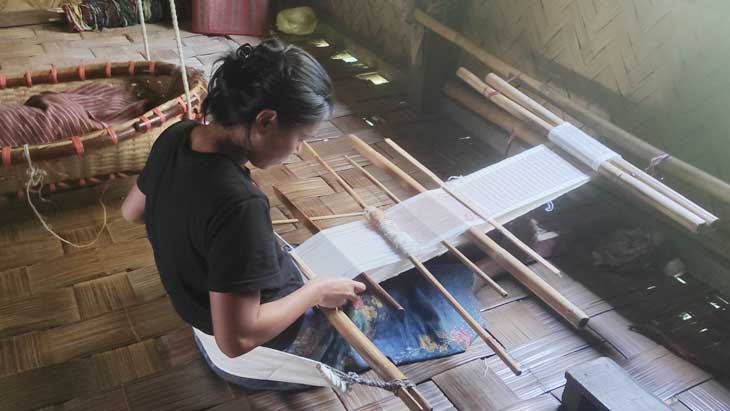 কোমর তাঁতে স্বাবলম্বী তাঁরা