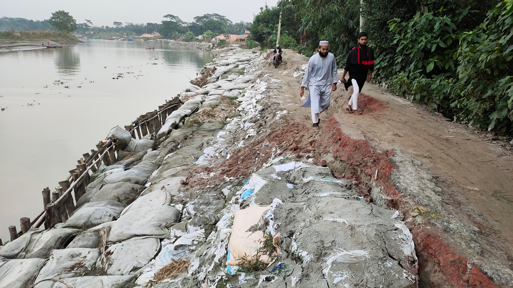 বাঁধ ধসে যান চলাচল বন্ধ