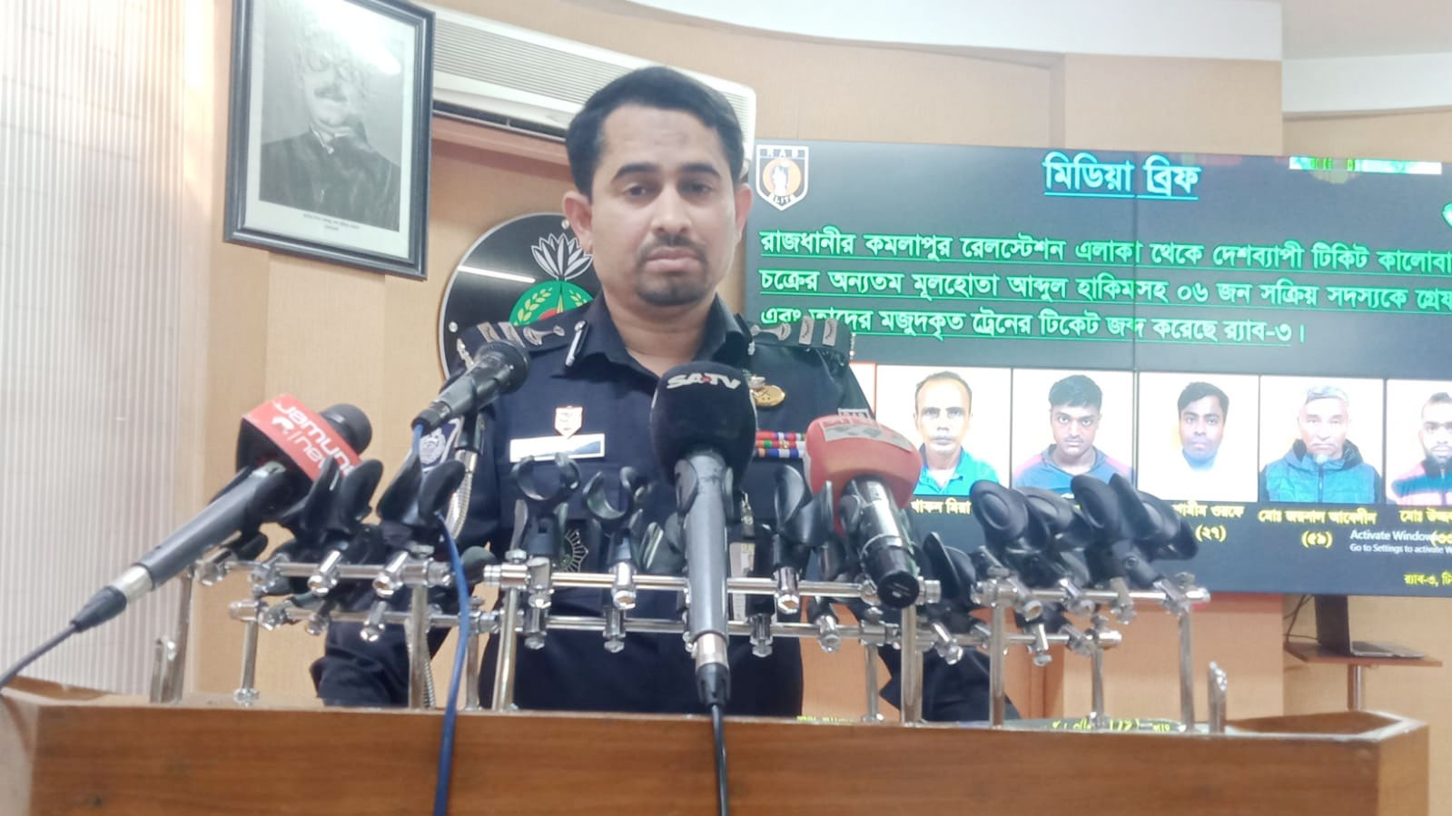 লাইনে দাঁড়িয়ে টিকিট কিনে বেশি দামে বিক্রি, গ্রেপ্তার ৬ 