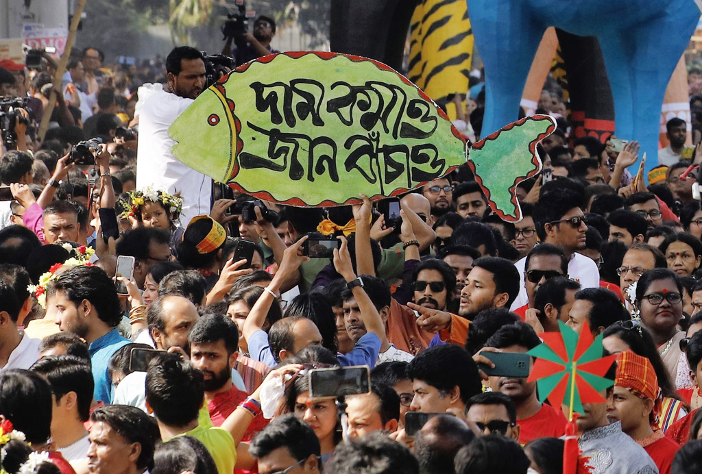 শোভাযাত্রার মাঝে দ্রব্যমূল্যের ঊর্ধ্বগতিসহ নানা অসংগতির কথা তুলে ধরেন এই যাত্রায় অংশ নেওয়া সাধারণ মানুষেরা। 