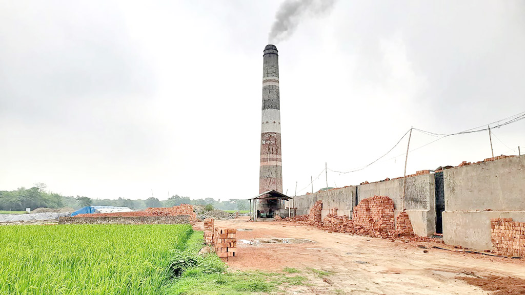 দূষিত হচ্ছে পরিবেশ