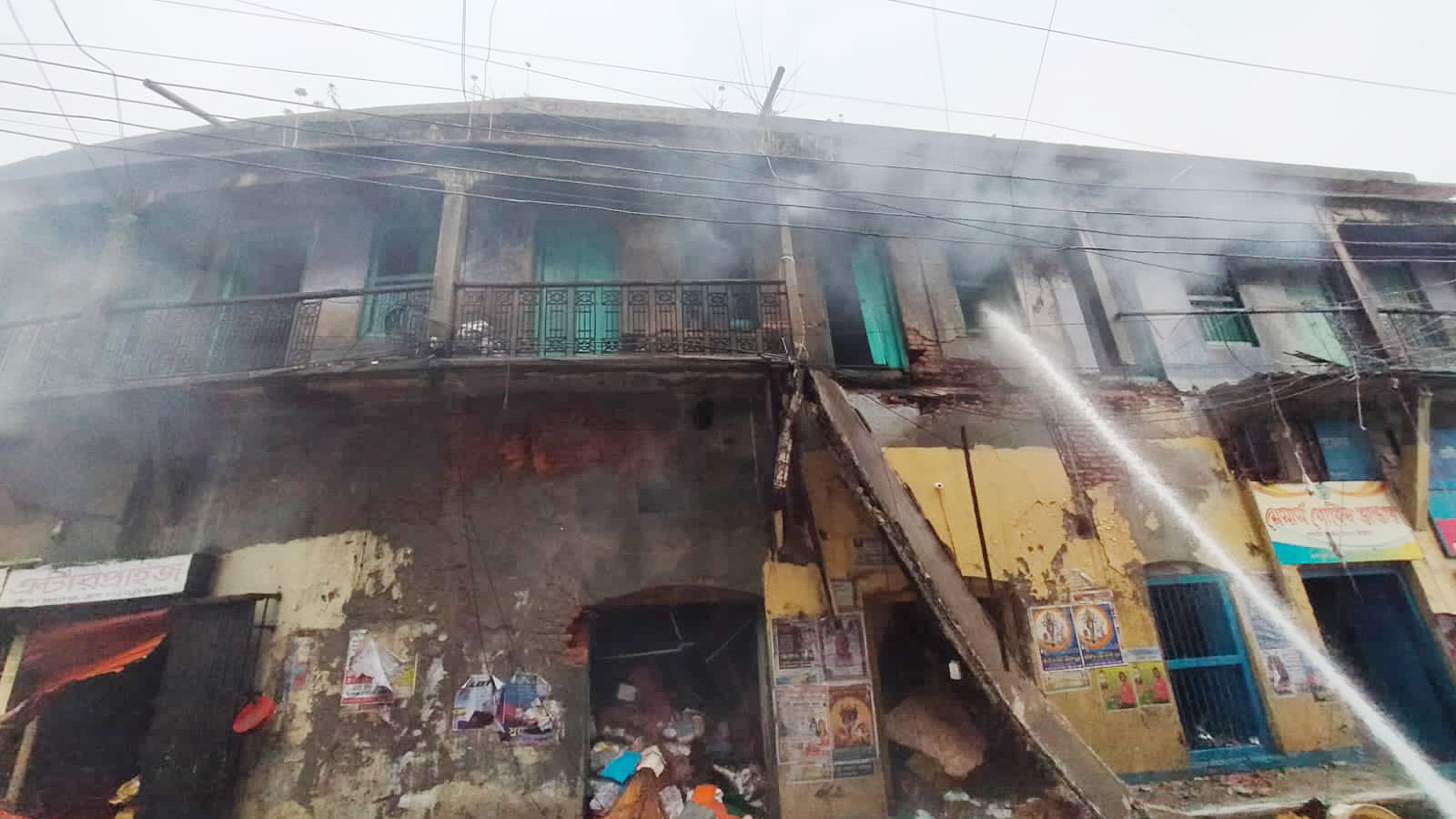 নারায়ণগঞ্জে ভবনে বিস্ফোরণে দগ্ধ ৩, দেয়াল ধসে আহত ৭