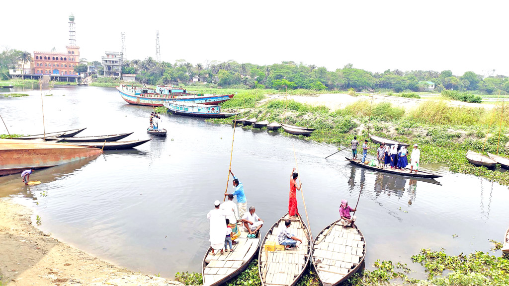 সেতুর অভাবে ভোগান্তি