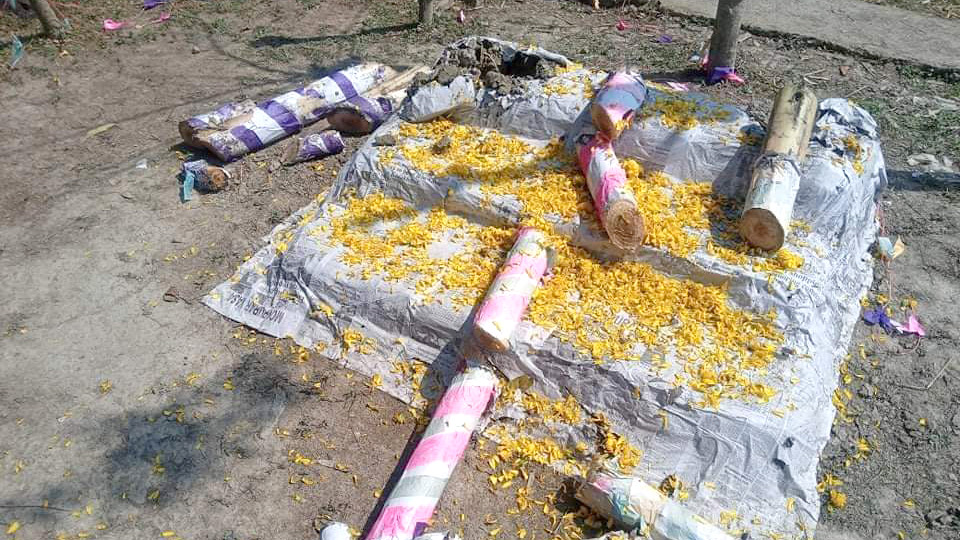 আ. লীগ নেতার বিরুদ্ধে অস্থায়ী শহীদ মিনার ভাঙার অভিযোগ, ছাত্রলীগের মানববন্ধন