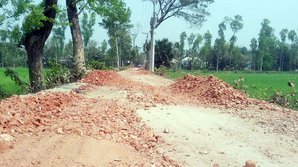 শেরপুরে নিম্নমানের সামগ্রী ব্যবহারের অভিযোগে রাস্তার কাজ বন্ধ 