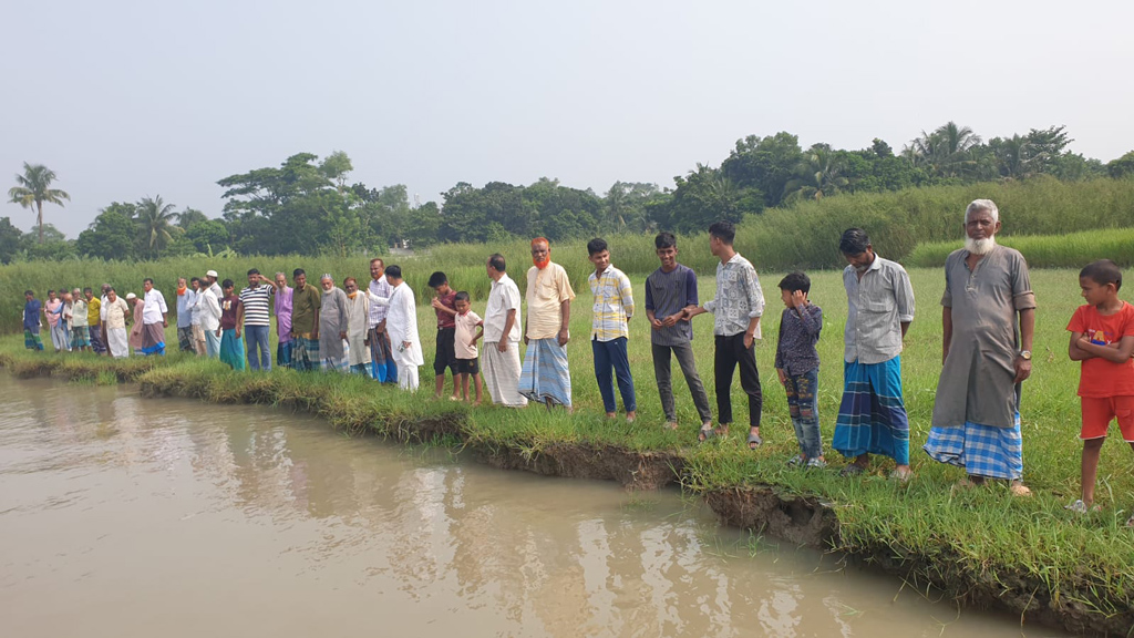 মতলব উত্তরে নদীভাঙন রোধে এলাকাবাসীর মানববন্ধন