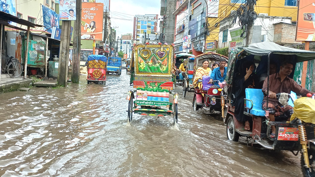 বৃষ্টিতে সড়কে জলাবদ্ধতা চলাচলে ভোগান্তি