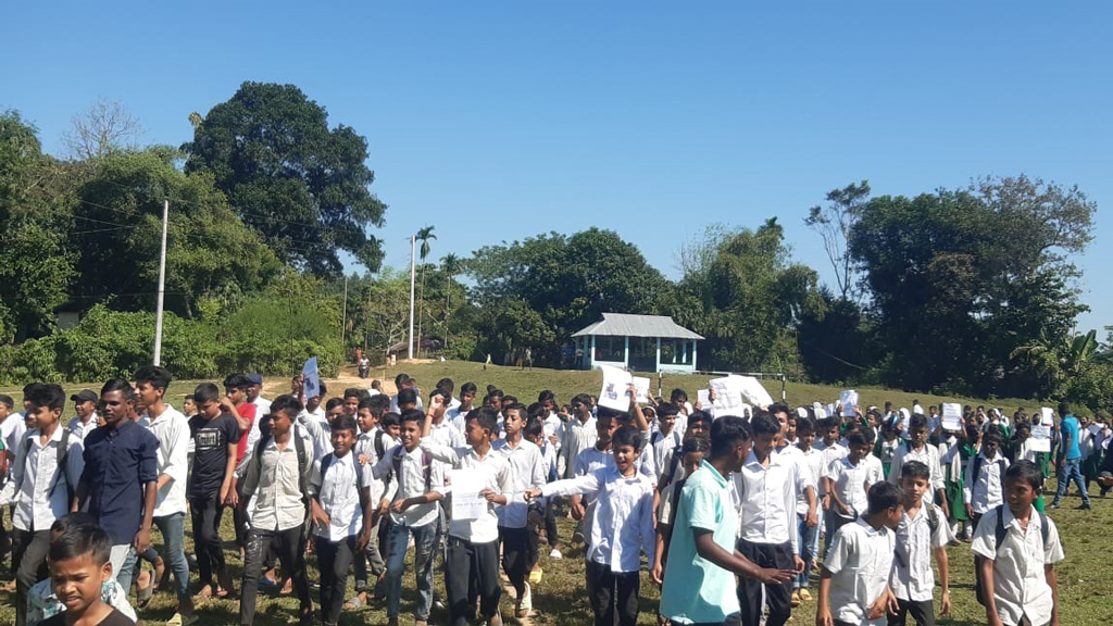 ল্যাপটপ চুরির অভিযোগে শিক্ষার্থী ও নৈশপ্রহরী বাবাকে পেটালেন শিক্ষকেরা 