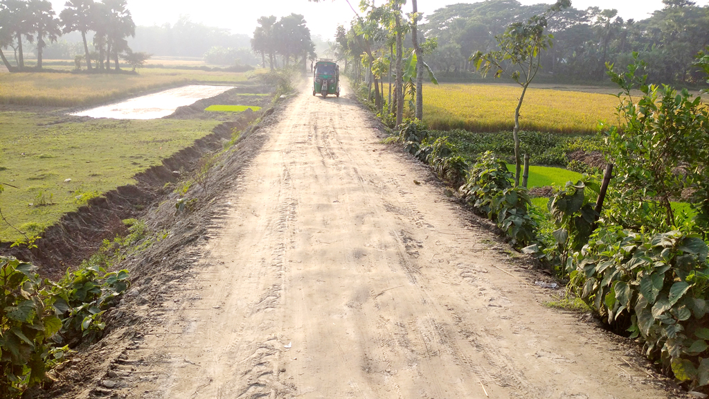 কাঁচা রাস্তা মেরামতে কমেছে দুর্ভোগ