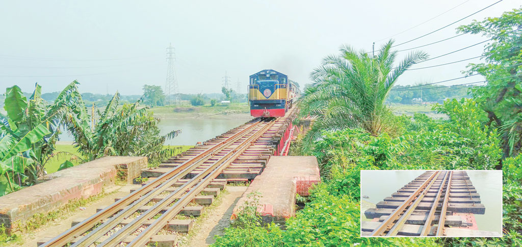 ঝুঁকিতে শতবর্ষী রেল সেতু