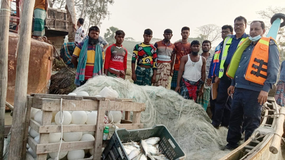 হাতিয়ায় কারেন্ট জালসহ ৯ জেলে আটক