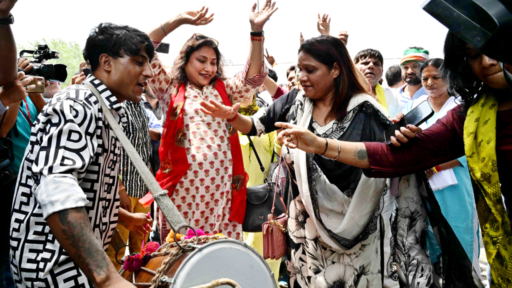 বিজেপি সরকার গঠন করবে, কংগ্রেস সদর দপ্তরে কেন বাজে ঢোল