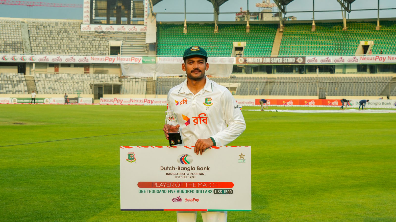 দলকে সামনে থেকে নেতৃত্ব দিয়েছেন নাজমুল হোসেন শান্ত। প্রথম ইনিংসে সেঞ্চুরির (১০১) পর দ্বিতীয় ইনিংসে ৮৭ রান করেছেন শান্ত। ১৮৮ রান করে ম্যাচসেরার পুরস্কার পেয়েছেন বাংলাদেশ অধিনায়ক। ছবি: বিসিবি