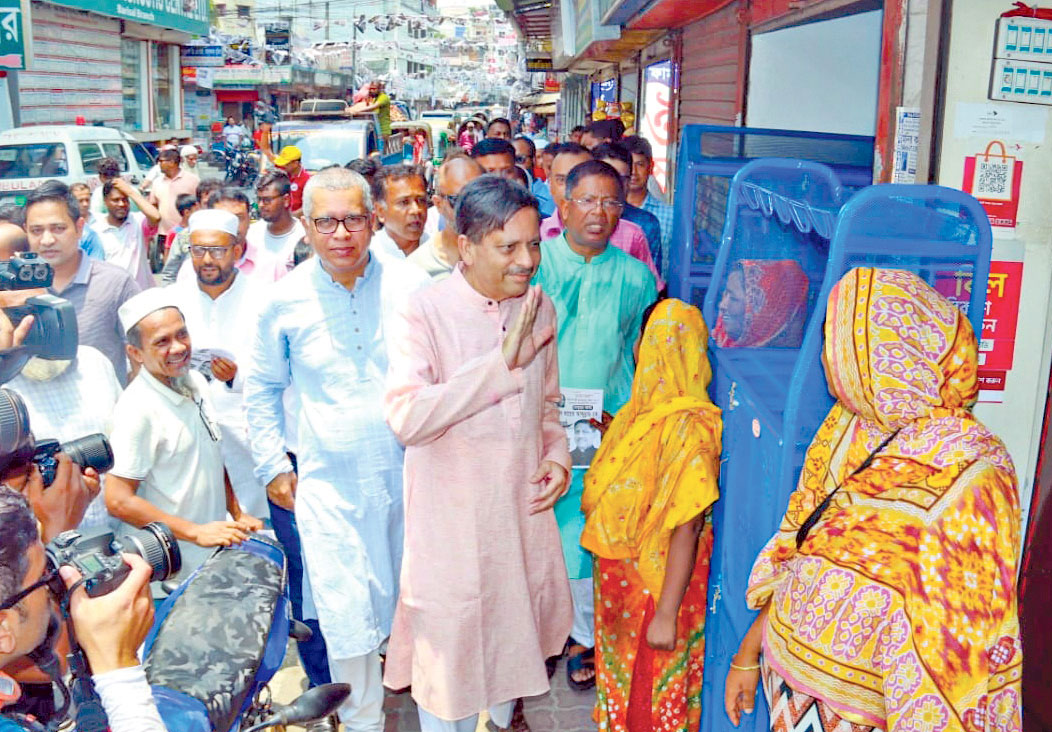 ভোটের আশায় বাড়ি বাড়ি ছুটছেন মেয়র প্রার্থীরা