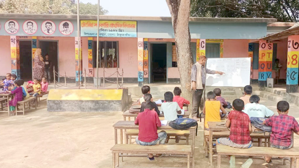 পরিত্যক্ত স্কুল ভবন, খোলা আকাশের নিচে পাঠদান শিশুদের