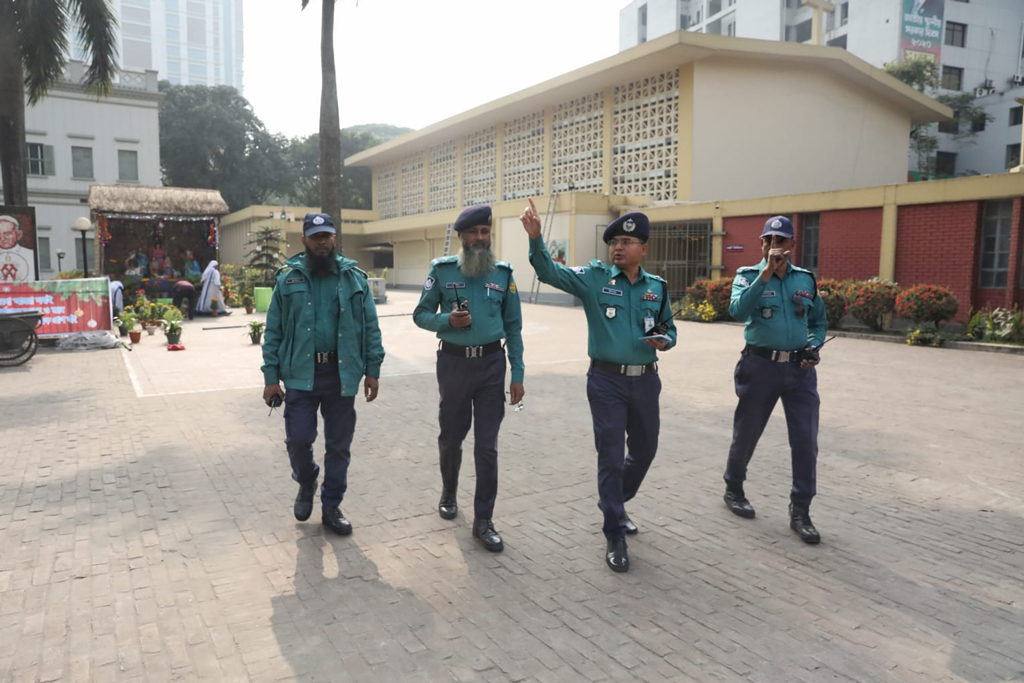 বড়দিন উৎসবকে কেন্দ্র করে গির্জায় বাড়ানো হয়েছে নিরাপত্তা।