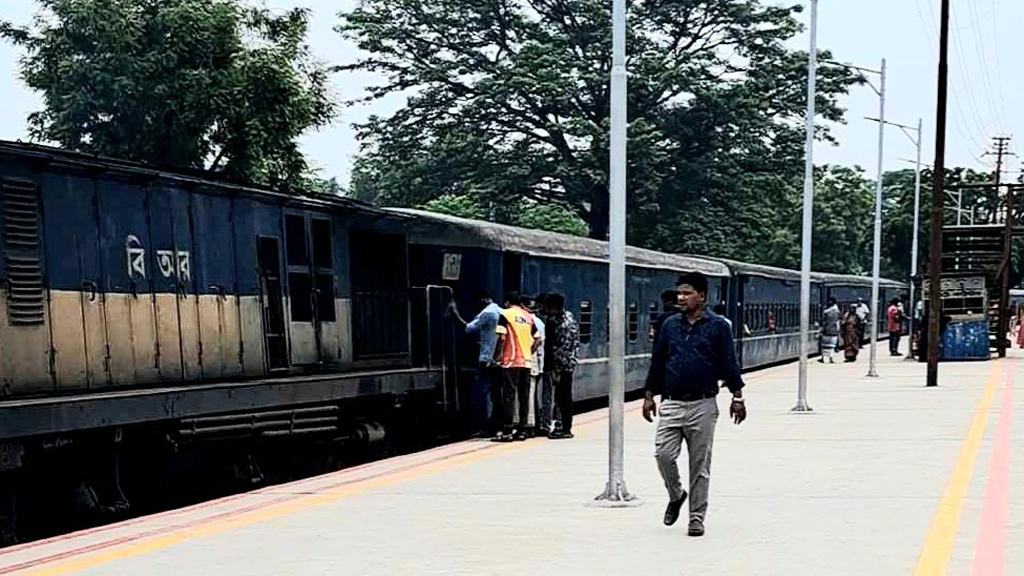 কাহালুতে বগি লাইনচ্যুত, রাজধানীর সঙ্গে উত্তরবঙ্গের একাংশের ট্রেন যোগাযোগ বন্ধ 