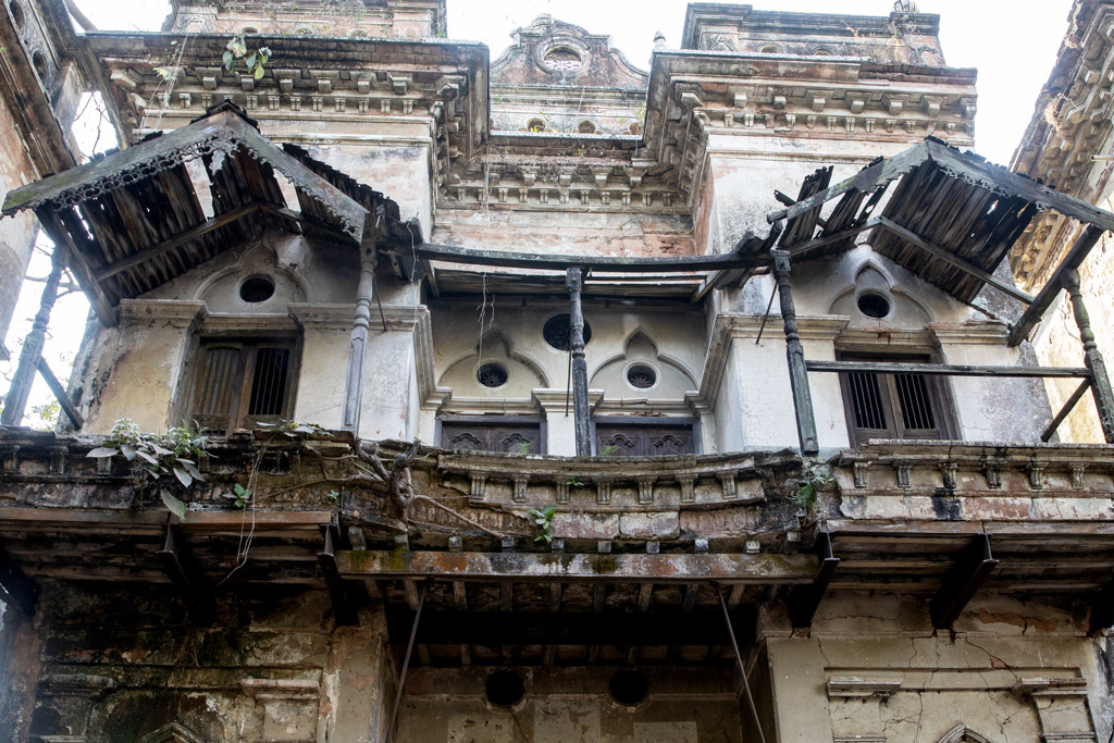 জমিদার বাড়ির দোতলার অংশটিও ভেঙেচুরে একাকার।