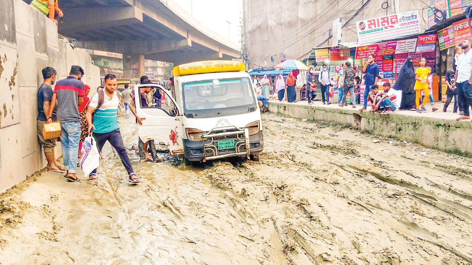 মেগা প্রকল্পের যন্ত্রণা: খানাখন্দ ব্যারিকেডে মহাদুর্ভোগ