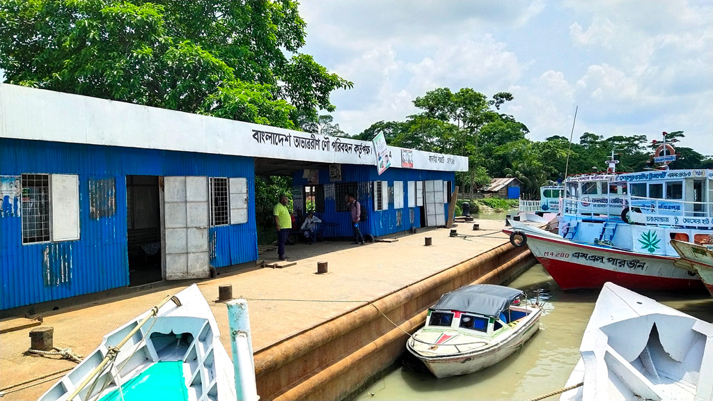 পাঁচ টাকার টিকিটে ৫ টাকা ঈদের বকশিশ আদায়