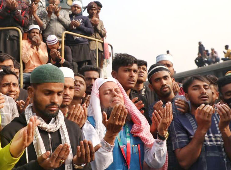 গাজীপুরের টঙ্গীর তুরাগ নদের তীরে অনুষ্ঠিত বিশ্ব ইজতেমার প্রথম ধাপের শেষ দিন আজ। এদিন নিজ নিজ অবস্থান থেকে মোনাজাতে অংশ নেন মুসল্লিরা। টঙ্গী রেলস্টেশন, ৪ ফেব্রুয়ারি ২০২৪। ছবি: মেহেদী হাসান