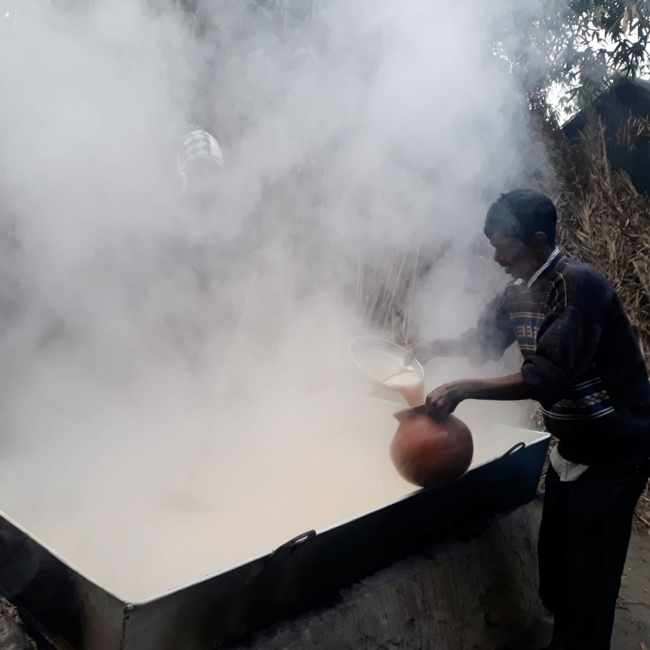 গাছ থেকে রস সংগ্রহ করার পর তা জাল দিচ্ছেন চাষি। হরগজ, সাটুরিয়া, মানিকগঞ্জ, ২৫ ডিসেম্বর। ছবি: আল মামুন