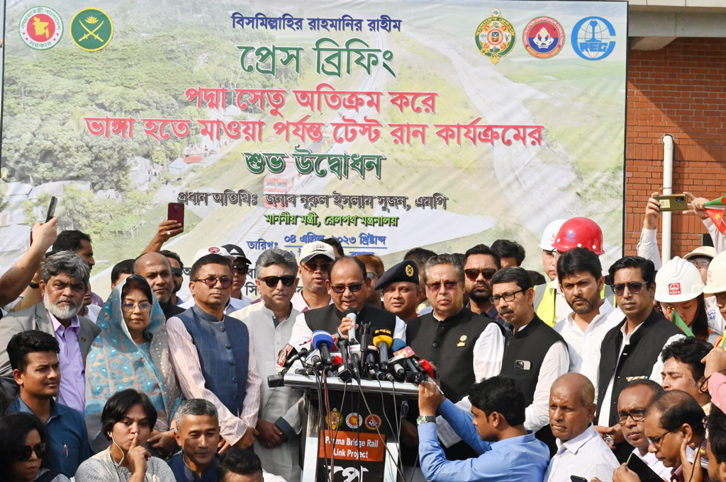 সাংবাদিকদের সঙ্গে কথা বলছেন রেলমন্ত্রী সুজন।