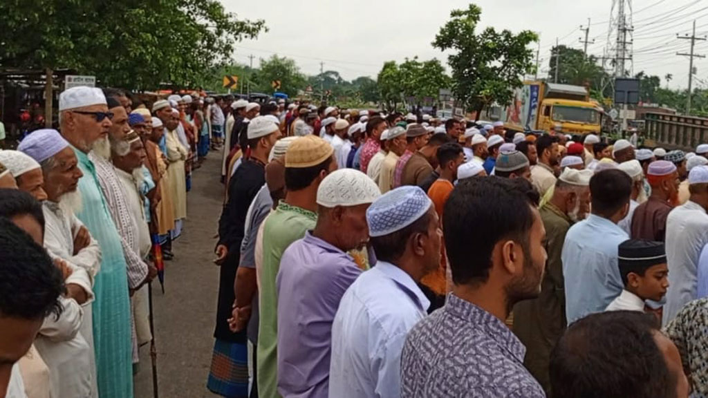 ময়মনসিংহে নিরাপদ সড়কের দাবিতে অবরোধ, মহাসড়কেই পড়া হলো জানাজা