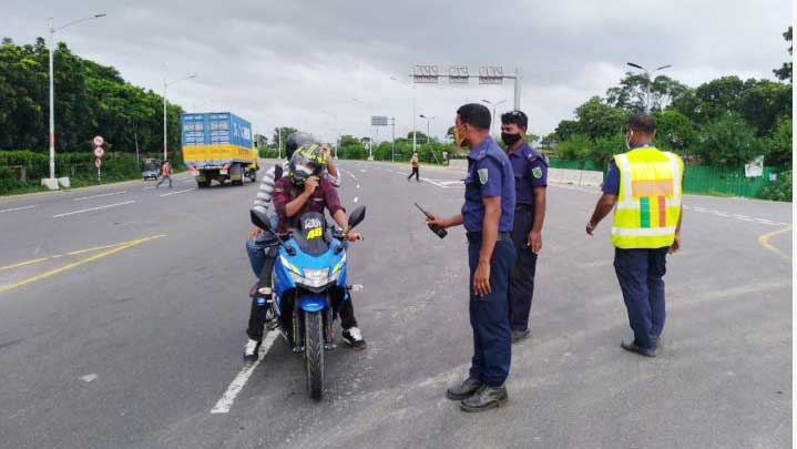 গজারিয়ায় লকডাউনে পুলিশের কঠোর নজরদারি